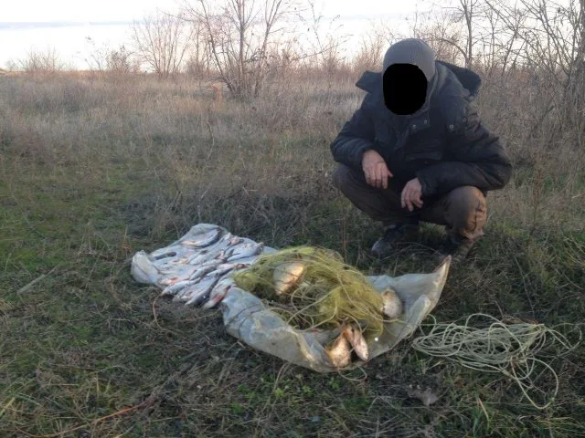 С помощью сетки нарушитель выловил 9 кг рыбы более чем 5 тыс. грн убытков