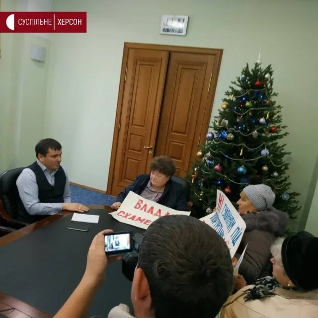 Херсонцы протестовали у Гусева против праздников у памятника героям