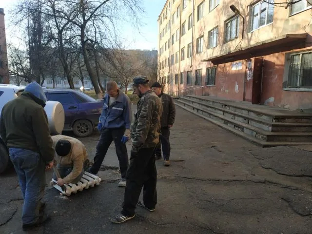 Парни-инвалиды скоро не будут жить в жутких условиях: им дали комнату , волонтеры делают ремонт