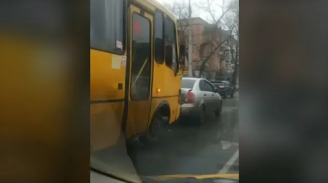 В Херсоне маршрутка врезалась в иномарку на пл.Ганнибала