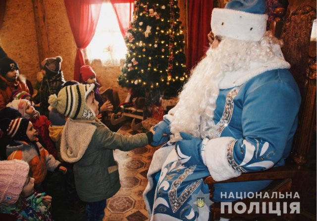 Херсонские полицейские устроили детям-сиротам настоящий новогодний праздник