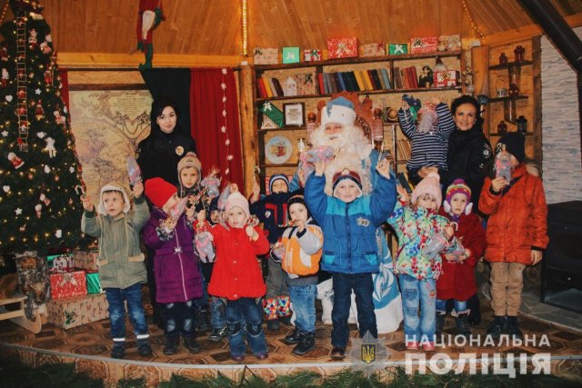 Херсонские полицейские устроили детям-сиротам настоящий новогодний праздник