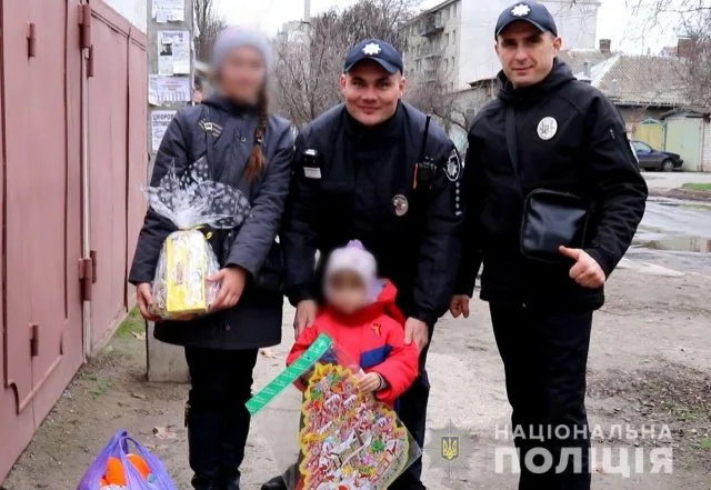 Херсонские полицейские выезжают на вызовы с подарками