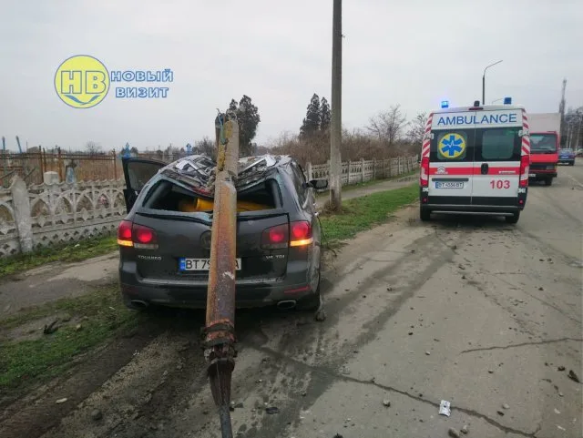В Геническе престижный внедорожник сбил столб и вылетел на тротуар