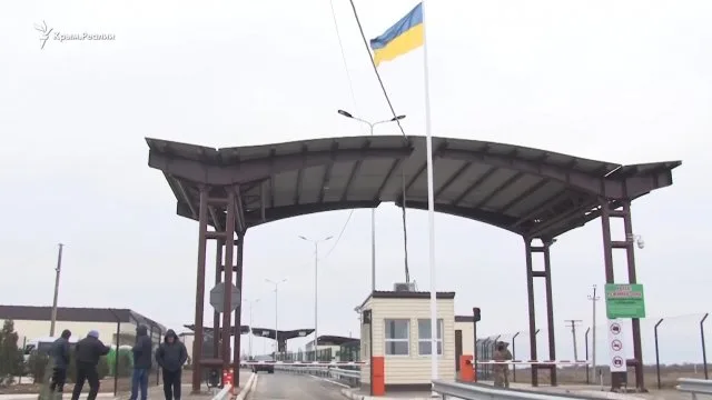 На Новый год – на материк: крымчане на КПВВ «Каланчак»
