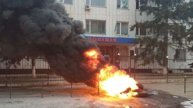 Полиция с народом? Почему в Каховке под райотделом горят шины