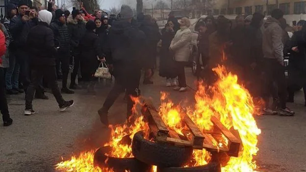 Полиция с народом? Почему в Каховке под райотделом горят шины
