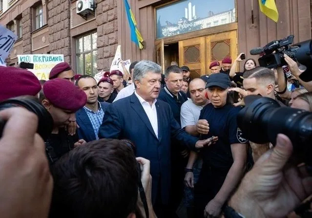 Могут в наручниках, могут со спецназом – как Порошенко будут приводить в ГБР