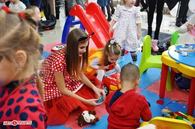Авто холдинг «Автопланета» привітав діточок своїх клієнтів з дивом новорічних свят.