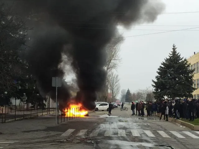 Полиция с народом? Почему в Каховке под райотделом горят шины