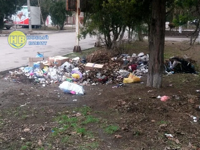 В Геническе образовалась “праздничная” свалка мусора