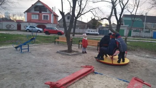 В сквере имени Лошкарева вандалы выломали “с мясом” детские качели