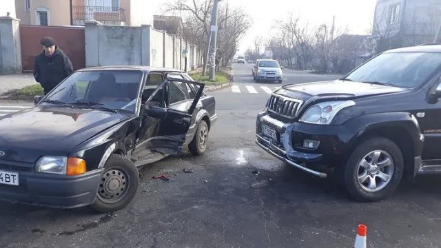 В Херсоне внедорожник врезался в иномарку на Жилпосёлке