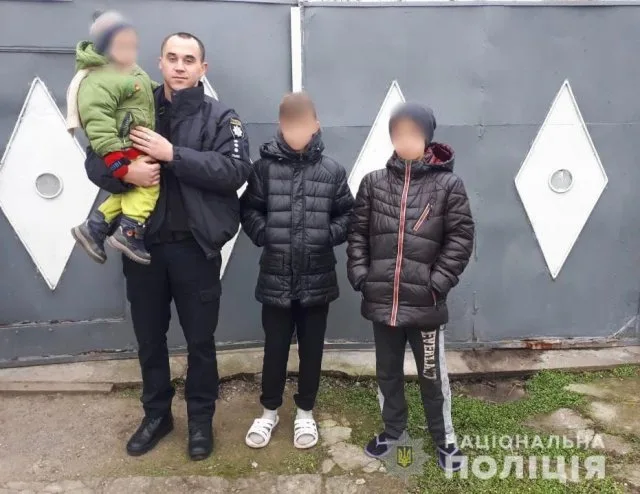В Бериславе полицейские защитили детей от отца, который выгнал их из дома