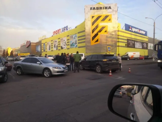 Возле ТРЦ «Фабрика» разбираются, кто виноват в ДТП