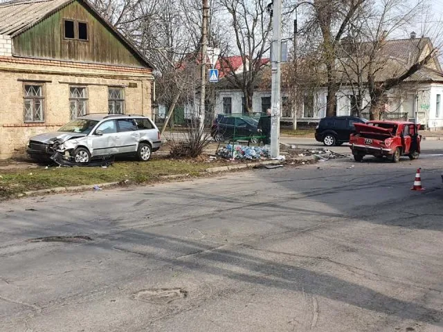 В центре Херсона сильно разбились легковушки