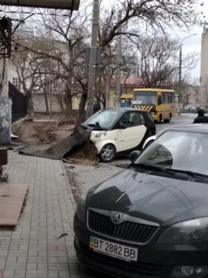 Погодный апокалипсис в Херсоне: ураганный ветер валит бигборды и светофоры