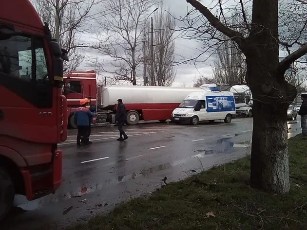 Погодный апокалипсис в Херсоне: ураганный ветер валит бигборды и светофоры