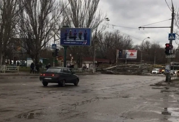 Погодный апокалипсис в Херсоне: ураганный ветер валит бигборды и светофоры