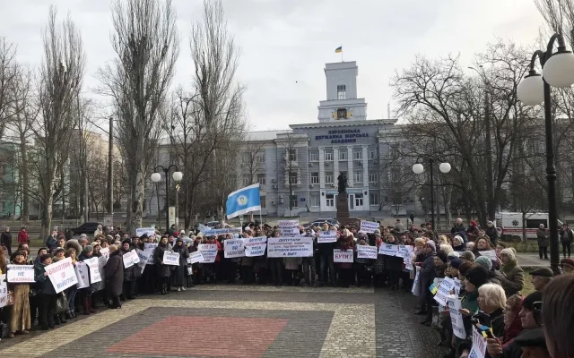В Херсоне снова протест библиотекарей: “Нет сокращению библиотек”