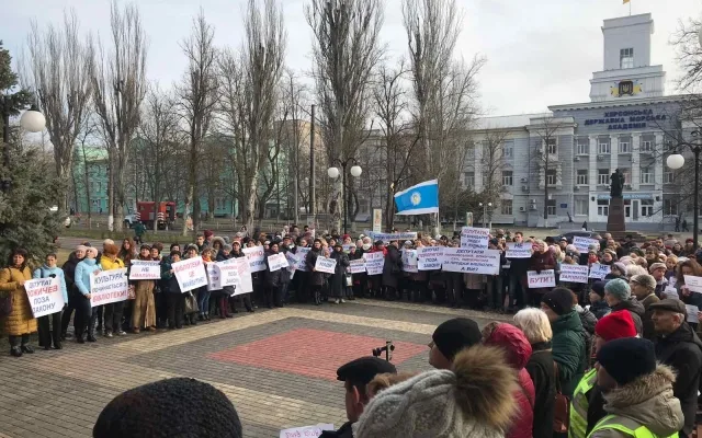 В Херсоне снова протест библиотекарей: “Нет сокращению библиотек”