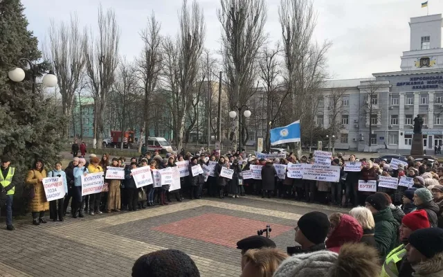 В Херсоне снова протест библиотекарей: “Нет сокращению библиотек”