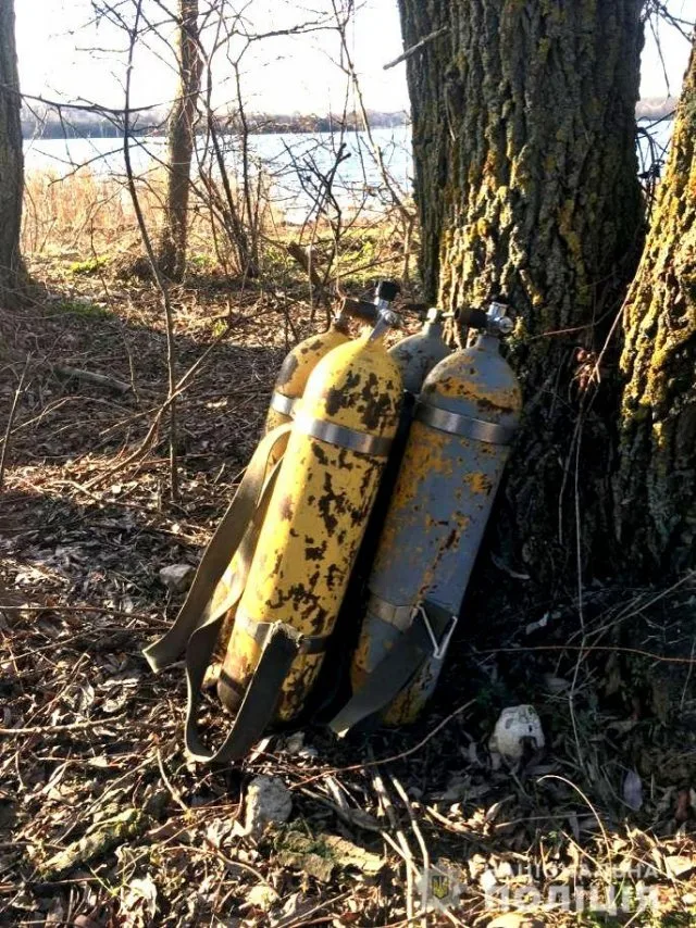 Полицейские и работники Национального природного парка «Каменская Сечь» выпустили раков, изъятых у браконьеров