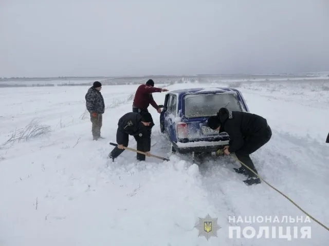 В Бериславском районе полицейские вытащили из снежного заноса автомобиль с людьми
