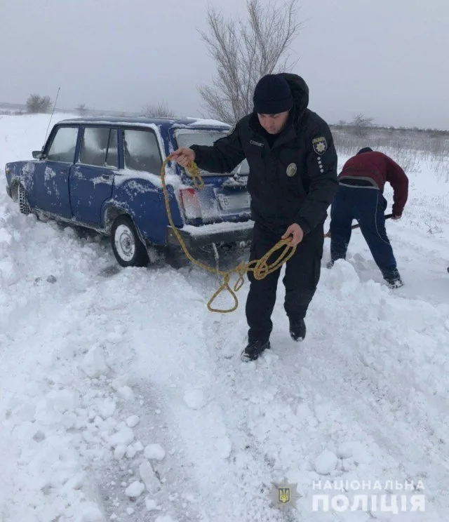 В Бериславском районе полицейские вытащили из снежного заноса автомобиль с людьми