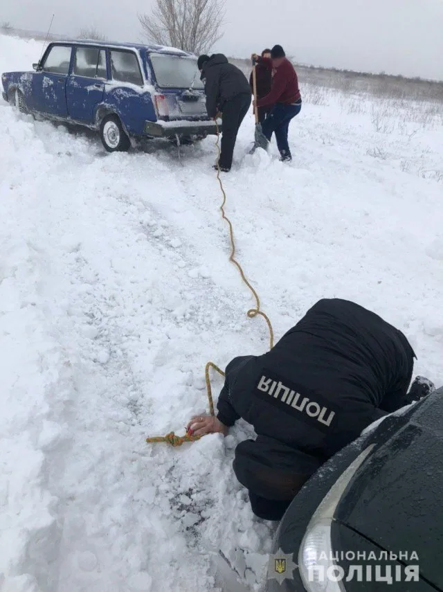В Бериславском районе полицейские вытащили из снежного заноса автомобиль с людьми