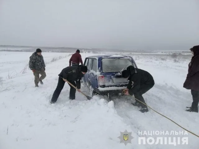 В Бериславском районе полицейские вытащили из снежного заноса автомобиль с людьми