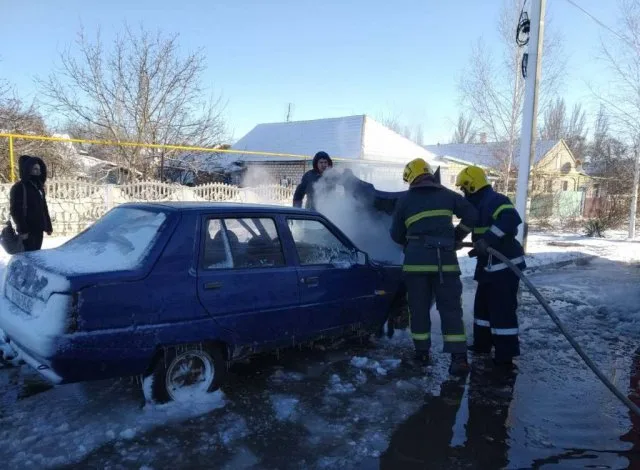 Скадовские спасатели тушили пожар в автомобиле
