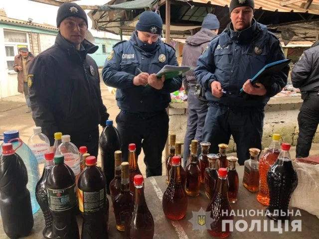 Бериславские полицейские провели отработку рынка: найдено поддельный “коньяк”