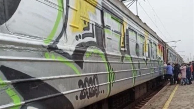 В Новоалексеевке неизвестные разрисовали вагоны электрички