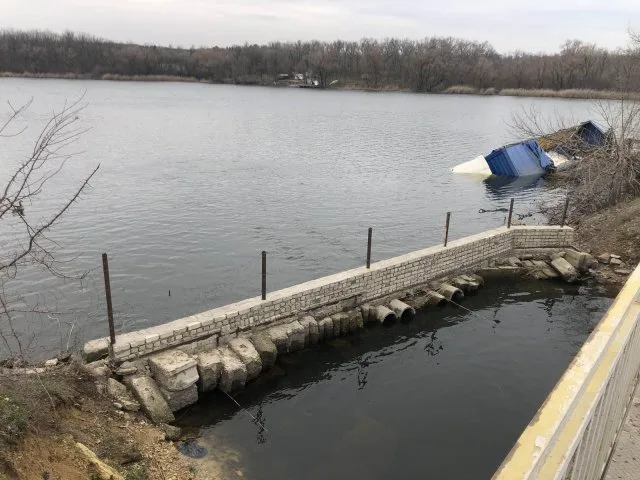 Грузовик с мукой съехал с дамбы Миловского залива Каховского водохранилища