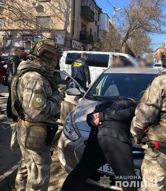 В Херсоне суд отпустил на свободу вооруженных вымогателей