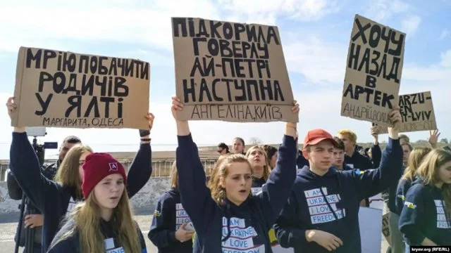 «Мы боремся за Крым»: на «Чонгаре» подняли украинский и крымскотатарский флаги