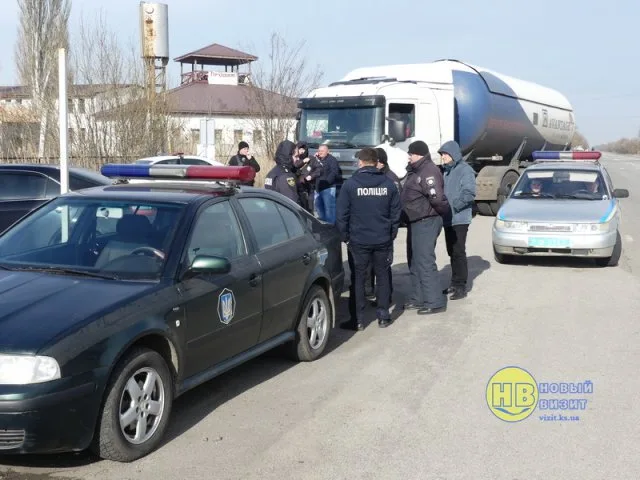 В Геническом районе крымские татары заблокировали АЗС