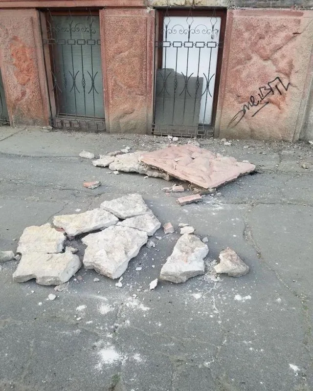 В центре Херсона обрушилась часть фасада гостинницы