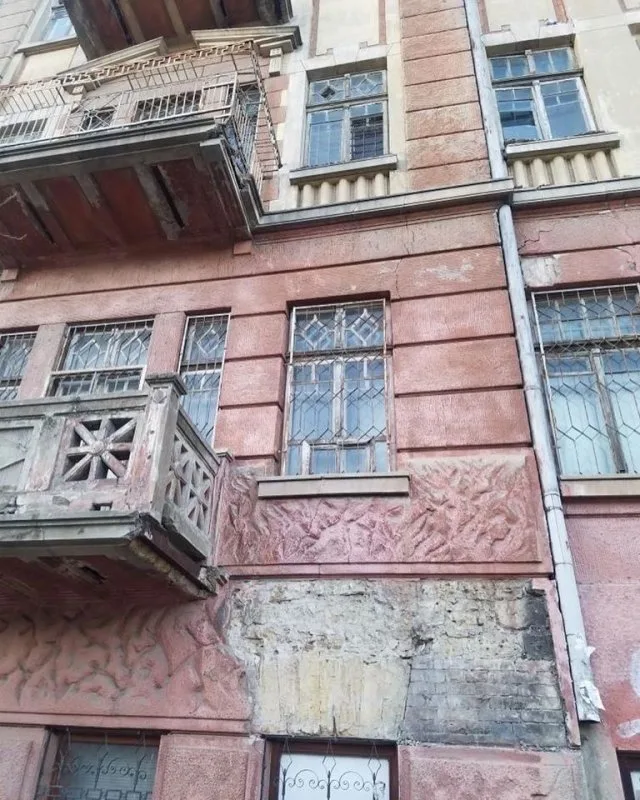 В центре Херсона обрушилась часть фасада гостинницы
