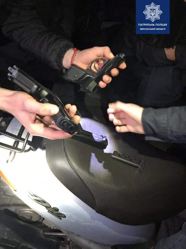 За выходные херсонские патрульные полицейские обнаружили 3 пистолета