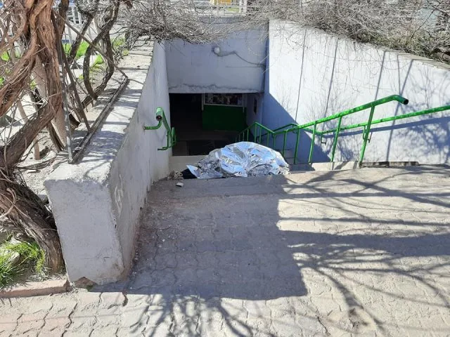 В Херсоне на ступеньках подземного перехода нашли труп