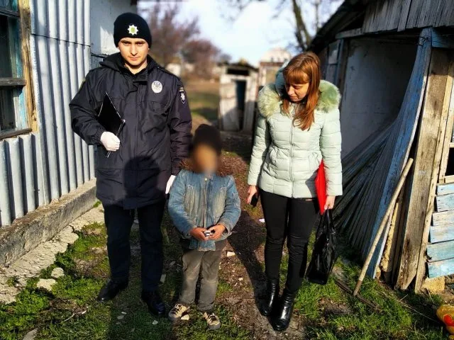 Полицейские показали, как 7-летний ребенок жил в сарае с матерью-пьяницей