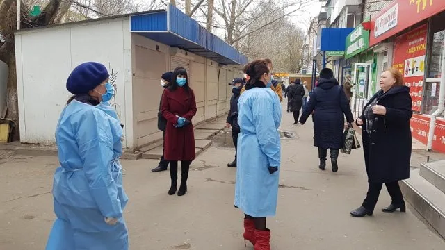 В Херсоне инспекторы Госпродпотребслужбы боролись с коронавирусом в шаурме