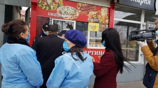 В Херсоне инспекторы Госпродпотребслужбы боролись с коронавирусом в шаурме
