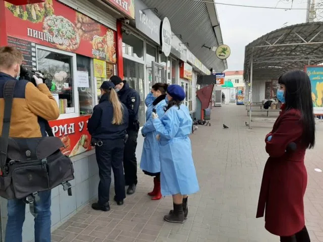 В Херсоне инспекторы Госпродпотребслужбы боролись с коронавирусом в шаурме