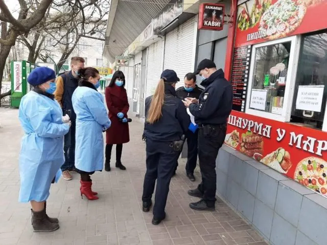 В Херсоне инспекторы Госпродпотребслужбы боролись с коронавирусом в шаурме