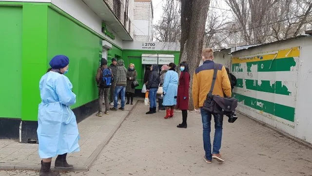 В Херсоне инспекторы Госпродпотребслужбы боролись с коронавирусом в шаурме
