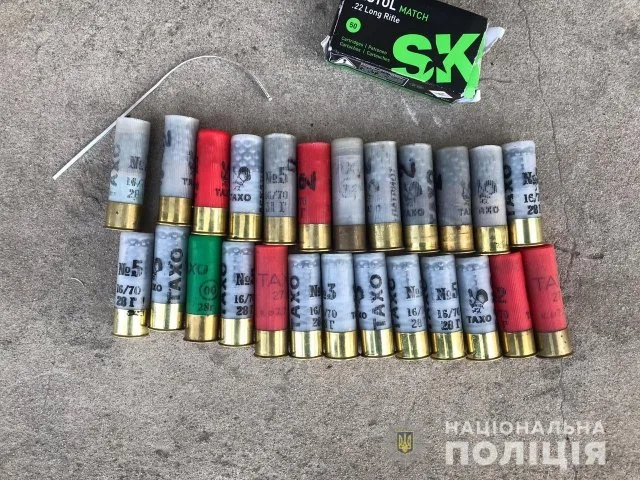 Полицейские изъяли винтовку, ружье и патроны у жителя Олешковского района