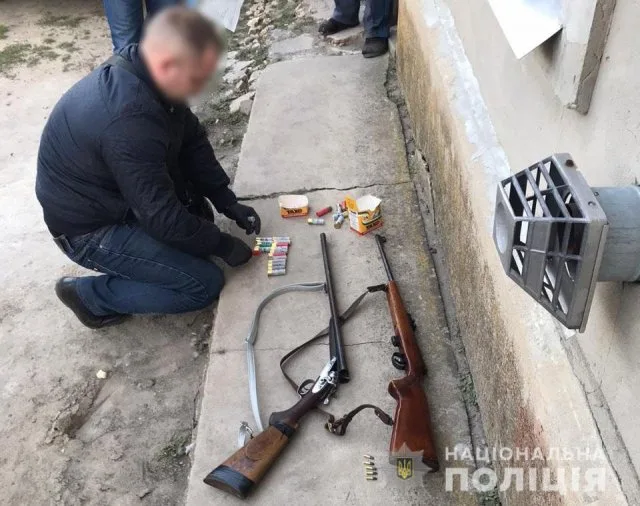 Полицейские изъяли винтовку, ружье и патроны у жителя Олешковского района
